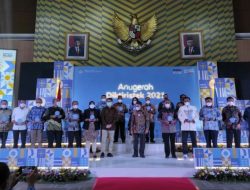Unsrat Terima Award Pengelolaan Data Kerjasama Lingkup PTN