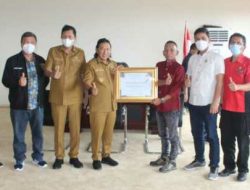 PWI Sulut Nobatkan Bupati Sumendap Tokoh Peduli Pers
