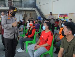 Kapolda Sulut Apresiasi Tingginya Antusiasme Warga Saat Meninjau Vaksinasi Massal di Minahasa