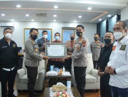 Kapolda Bersama Kabid Humas dan 2 Pamen Polda Terima Penghargaan PWI Sulut