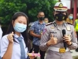 Hari Valentine, Kasat Lantas Cantik Ini Bagi-bagi Cokelat Saat Goes To School
