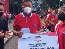 Gubernur Serahkan Bonus PON XX dan Peparnas XVI Papua