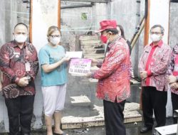 3 Keluarga Terkena Musibah Kebakaran, Bupati ROR Serahkan Bantuan
