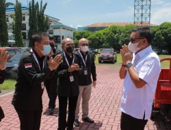 Dua Unit Kendaraan Pengangkut Sampah Diterima Langsung Wali Kota Bitung