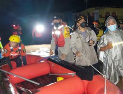 Polisi Bersama TNI dan Basarnas Evakuasi Warga yang Terjebak Banjir di Kecamatan Singkil