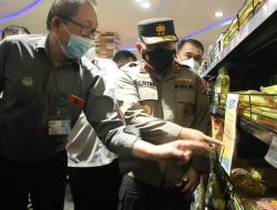 Pastikan Ketersediaan Minyak Goreng Aman, Kapolda Sulut Datangi Pasar Karombasan dan Freshmart Bahu
