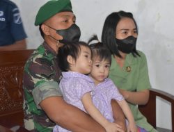 Peduli, Brigjen TNI Mukhlis Jenguk Batita Kembar Siam Anak Anggota Kodim 1302/Minahasa