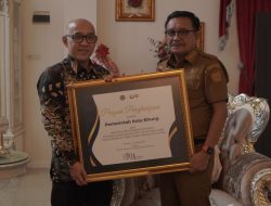 Maurits-Hengky Diganjar Penghargaan Kantor Pajak Pratama Bitung