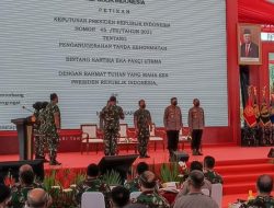 Empat Bintang Tanda Kehormatan Disematkan TNI Kepada Kapolri Jenderal Sigit