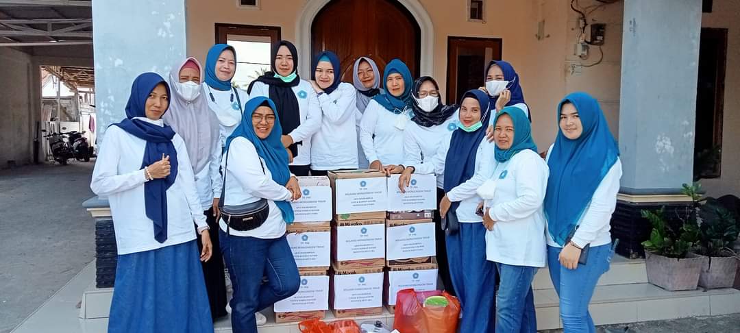 PEDULI: Pengurus TP-PKK Boltim saat menyalurkan bantuan untuk korban banjir di Desa Motongkad Utara.