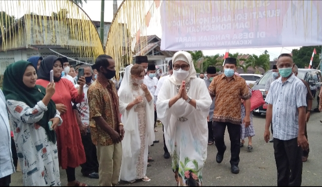 Bupati Yasti Disambut Hangat Warga Pangian Barat Saat Safari Ramadhan