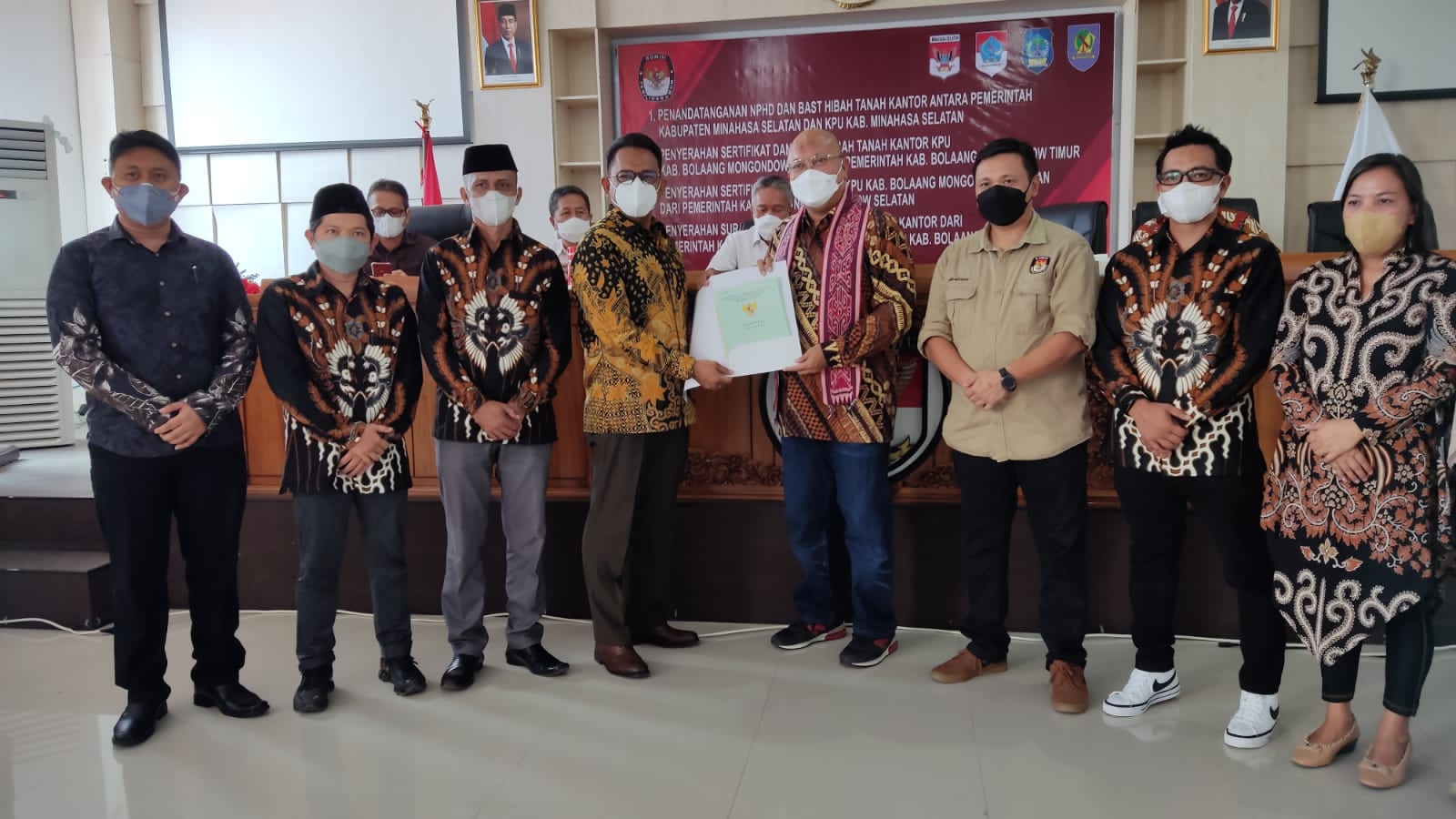 SINERGI: Asisten I Setda Boltim didampingi para komisioner KPU saat menyerahkan surat hibah lahan pembangunan kantor KPU.
