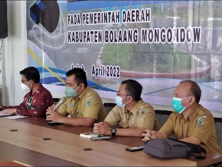 Inspektur Daerah Bolmong, Rio Lombone membuka langsung Bimtek yang digelar di ruang rapat Kantor Inspektorat Bolmong, Lolak