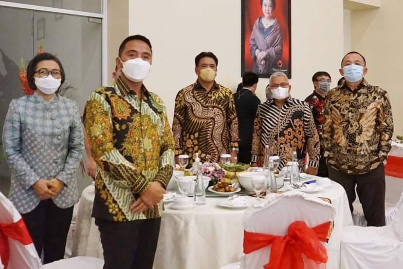 Caption: Wakil bupati (Wabup) Amin Lasena saat menghadiri acara silaturahmi bersama Kepala Staf Angkatan Darat (KASAD) Jenderal TNI Dudung Abdurachman, bersama Gubernur, Bupati, wabup, Walikota dan wakil walikota se-Sulut, dan jajaran Forkopimda, Minggu (10/4/2022) malam, bertempat di Wisma Negara Bumi Beringin, Manado. (IST)