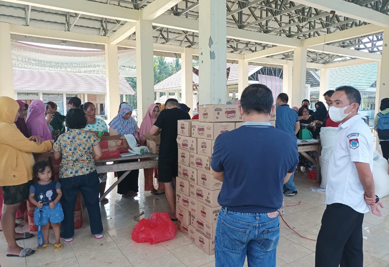 HARGA MURAH: Masyarakat mengantri di lokasi pelaksanaan pasar murah.