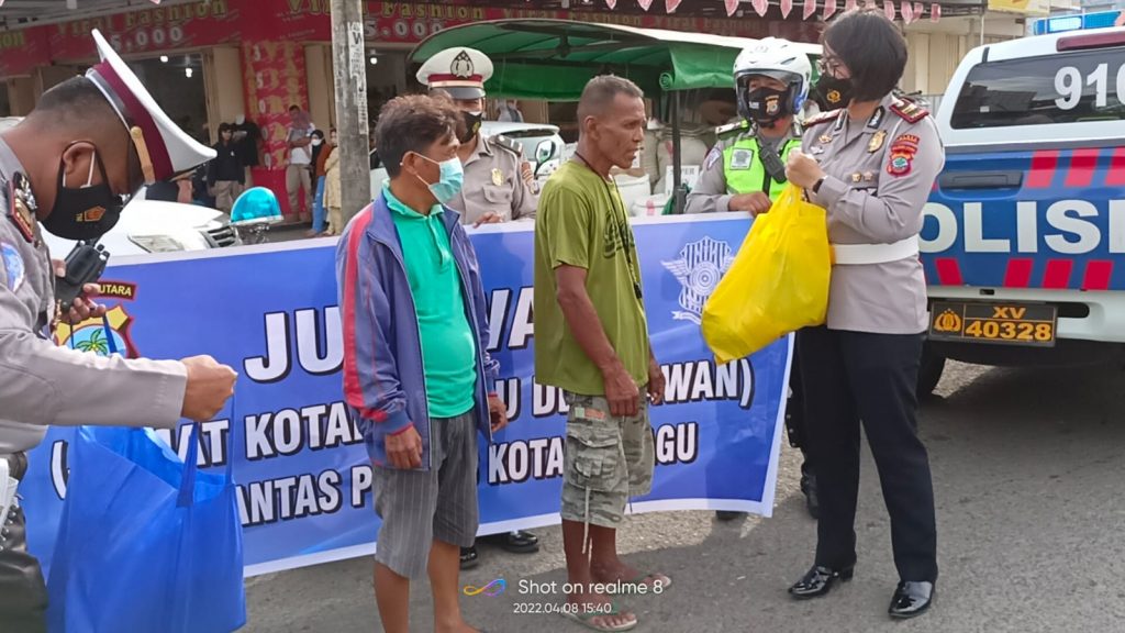 Kasat Lantas Polres Kotamobagu saat membagikan paket sembako.
