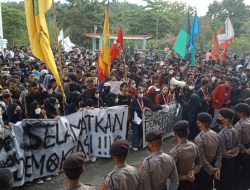 Tolak Tiga Periode, Ratusan Mahasiswa Demo di DPRD Sulut