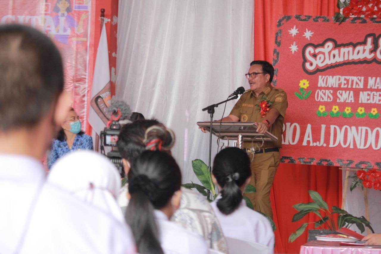 Nampak Wali Kota Bitung Maurits Mantiri saat membawakan materi dalam musyawarah guru.