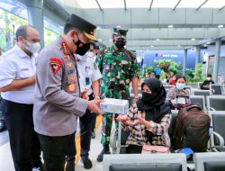 Tinjau Stasiun Pasar Senen, Kapolri Imbau Warga Mudik Sebelum Tanggal 28 April