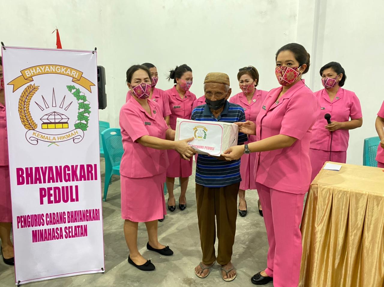 Bhayangkari Peduli, Istri Kapolres Minsel Serahkan Bapok kepada Warga