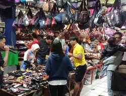 Aktivitas perbelanjaan di Pasar 45