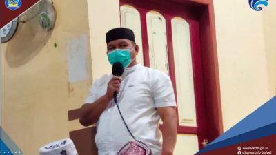 Caption: Wabup Deddy Abdul Hamid melaksanakan sholat Tarawih di Masjid At Taqwa, Desa Pinolosian. (IST)