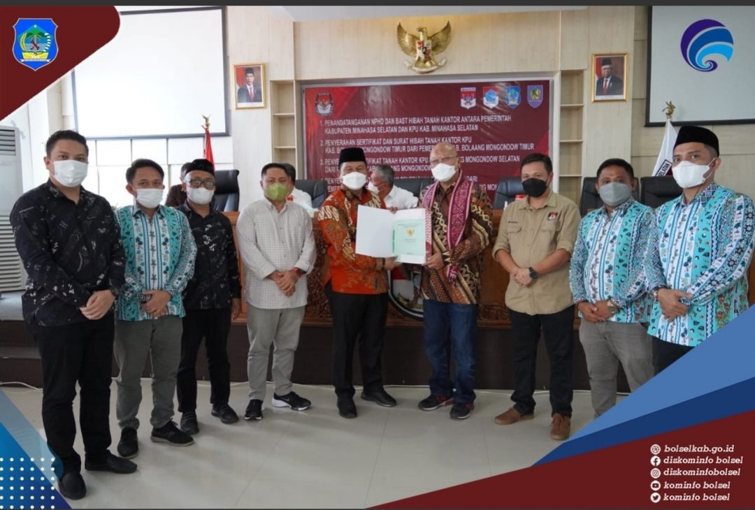 Penyerahan sertifikat lahan pembangunan kantor KPU Bolsel oleh Wabup Deddy Abdul Hamid, kepada Ketua KPU RI Ilham Saputra, Sabtu (9/4/2022), di Amurang. (IST)