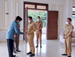 Dua ASN Boltim Terima SK Pensiun