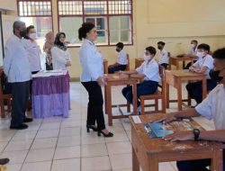 Lumowa Pantau Pelaksanaan Ujian Sekolah Tingkat SMP Hari Pertama