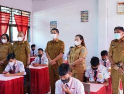 Maurits – Hengky Tinjau Pelaksanaan UAS Tingkat SMP Berbasis Digital