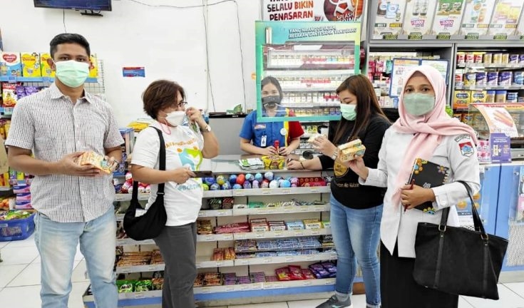 SIDAK: Petugas Dinas Kesehatan saat melakukan inspeksi di salah satu tempat perbelanjaan di wilayah Kecamatan Kotabunan.