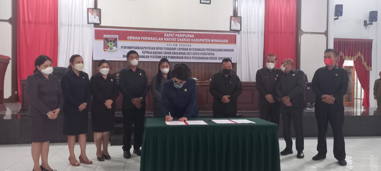 Ketua DPRD Kabupaten Minahasa Glady Kandouw menandatangani naskah keputusan DPRD terhadap LKPJ