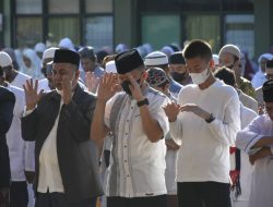 Danrem 131/Santiago Sholat Ied di Lapangan Markas Korem