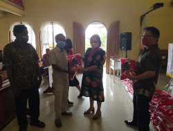 Turun Reses, Adriana Dondokambey Bagi Sembako