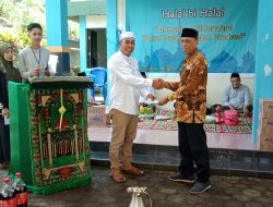 Ketua yayasan STIE Sulut Sahrul Poli saat menyerahkan bantuan bagi jamaah.