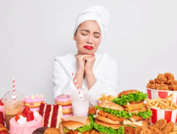 Tips Mengurangi Kebiasaan Makan Banyak Saat Stres (Stress eating)