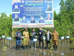 Bersama Menteri LHK, Bupati Tanam Mangrove di Pesisir Pantai Paret