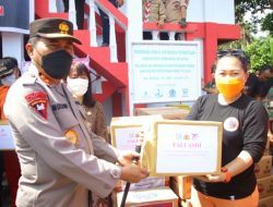 Prihatin Musibah di Pesisir Amurang, Kapolda Sulut Temui Warga Terdampak Bencana dan Serahkan Bantuan