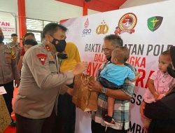 Kapolda dan Ketua PD Bhayangkari Berikan Tali Asih Saat Tinjau Bakti Kesehatan Polri di Aspol Pinokalan Bitung
