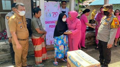 Peduli, Bhayangkari dan Polres Bolmut Salurkan Bantuan Bagi Korban Kebakaran Rumah di Bolaangitang