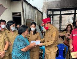Diguyur Hujan, Bupati ROR Serahkan Bantuan di Warembungan