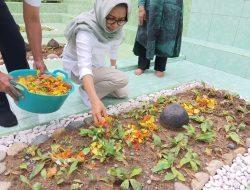 Ziarah ke Makam H2M, Yasti: Kami Bersaudara Sebelah Nenek
