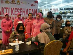 Sambut Hari Jadi ke-74, Polwan Polda Sulut Gelar Vaksinasi Massal di Mantos