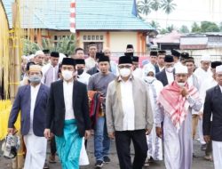 Pj Bupati Bolmong Limi Mokodompit Sholat Idul Adha di Desa Ibolian
