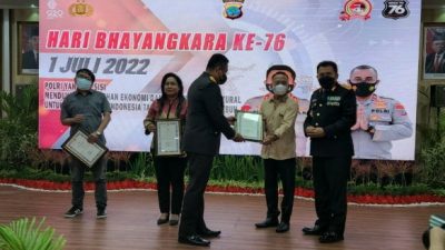 Kapolda Beri Penghargaan Kemitraan Kepada PWI Sulut