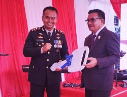 Hadiri Upacara HUT Bhayangkara, Mantiri Serahkan Satu Unit Mobil Ambulance