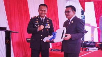 Hadiri Upacara HUT Bhayangkara, Mantiri Serahkan Satu Unit Mobil Ambulance