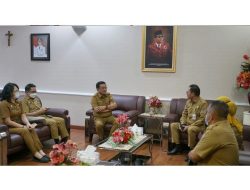 Direktur IPDN Tampusu Sembangi Maurits Mantiri
