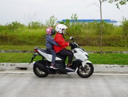 7 Kiat Cari Aman Bonceng Anak Naik Motor