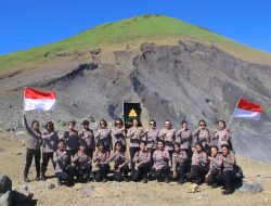 Pakor Polwan Polda Sulut Pimpin Pendakian di Gunung Lokon